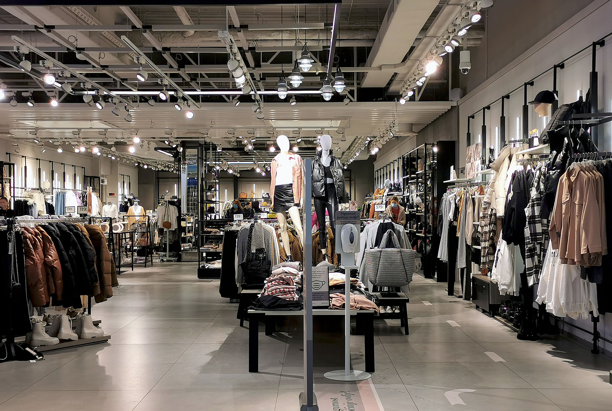 shop-entrance-of-an-empty-clothing-store-in-mall-2026-01-08-05-28-44-utc